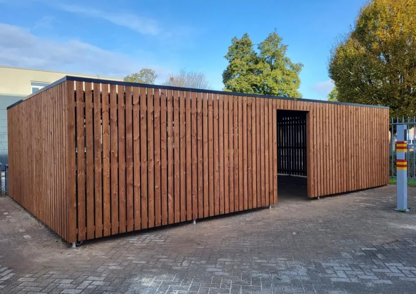 Fietsenstalling zonder deur met brede ingang