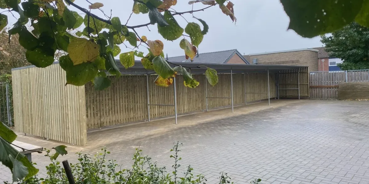 Vurenhouten wanden met verzinkt frame bij Dendron College