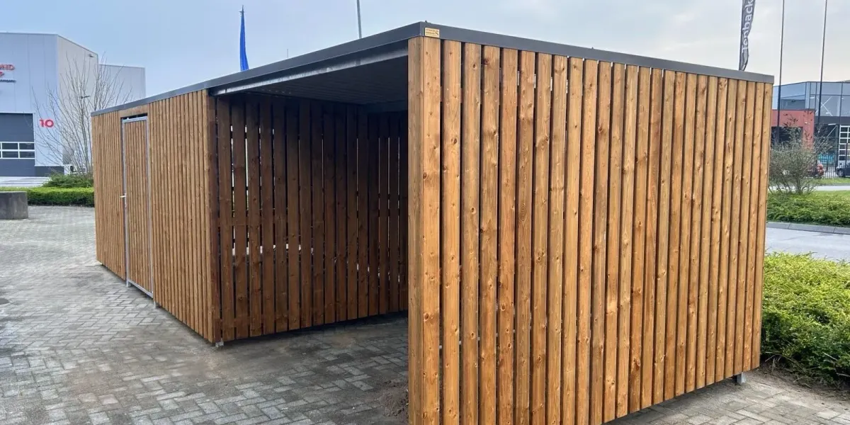 Afsluitbare fietsenberging met houten wanden en overkapping in Doetinchem