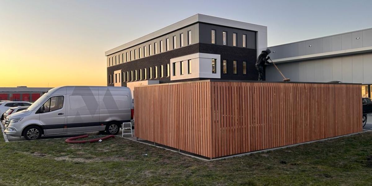 Bergingswand met profielafwerking in dakkleur