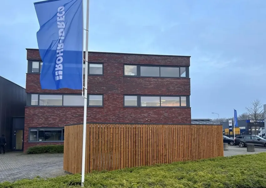 Zijaanzicht fietsenstalling met profielafwerking in dakkleur