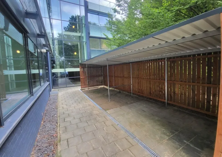 Staalconstructie met betonpoeren voor stabiliteit