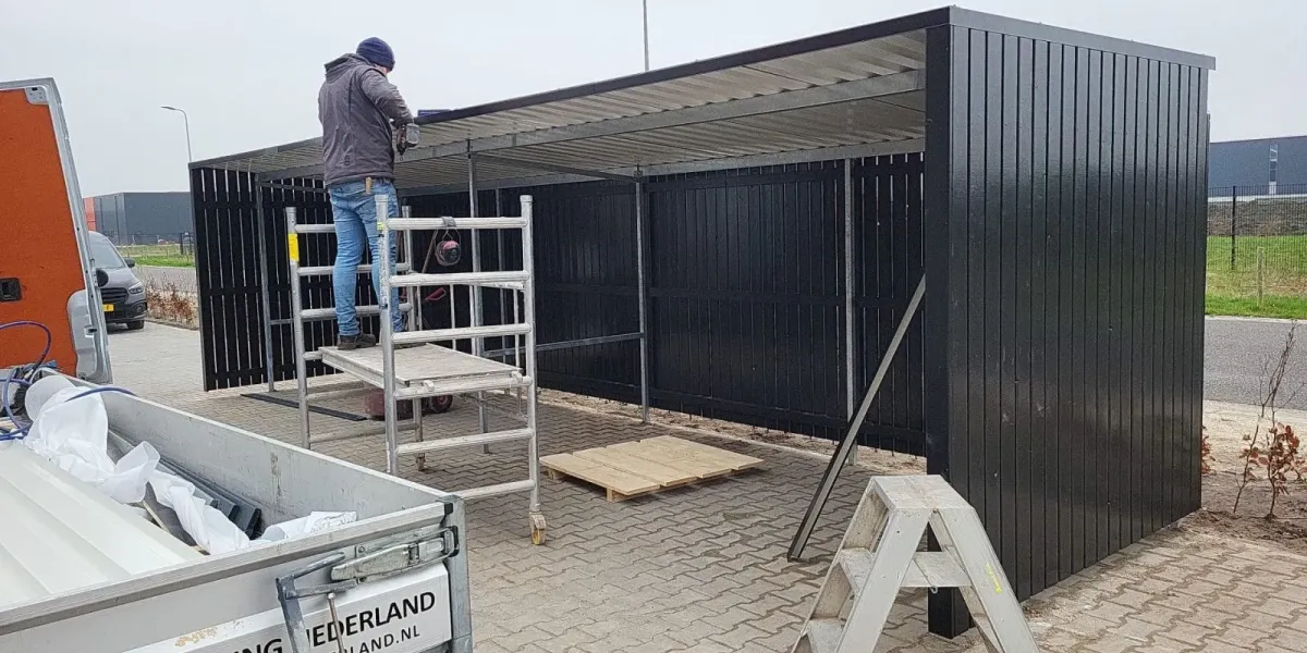 Zwarte houten wand met 10 mm tussenruimte