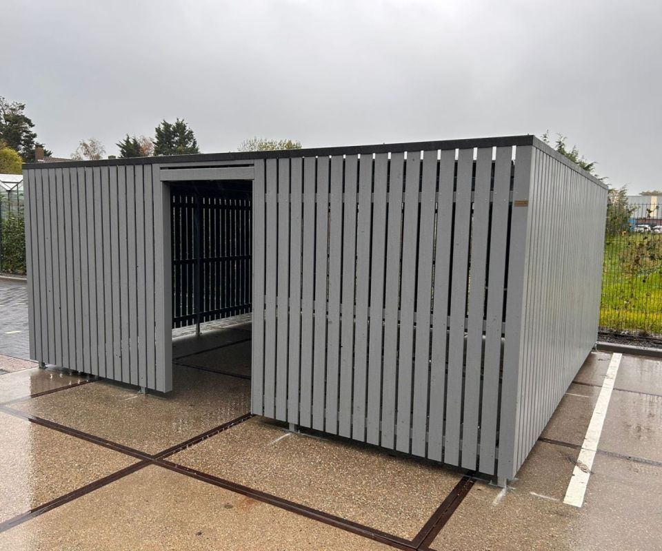 Fietsenstalling Maasland met middenpad geplaatst