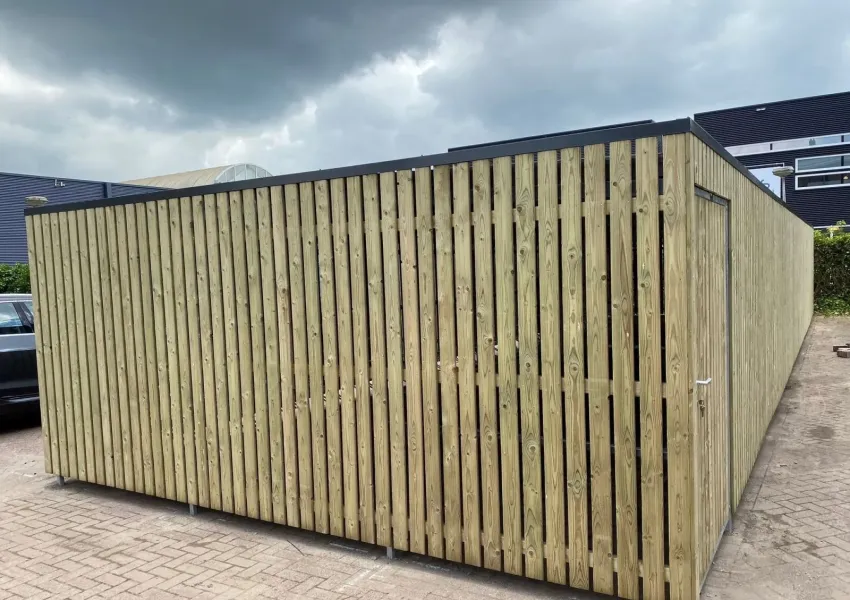 Stalen fietsenberging met inpandige dakgoten en slotdeur