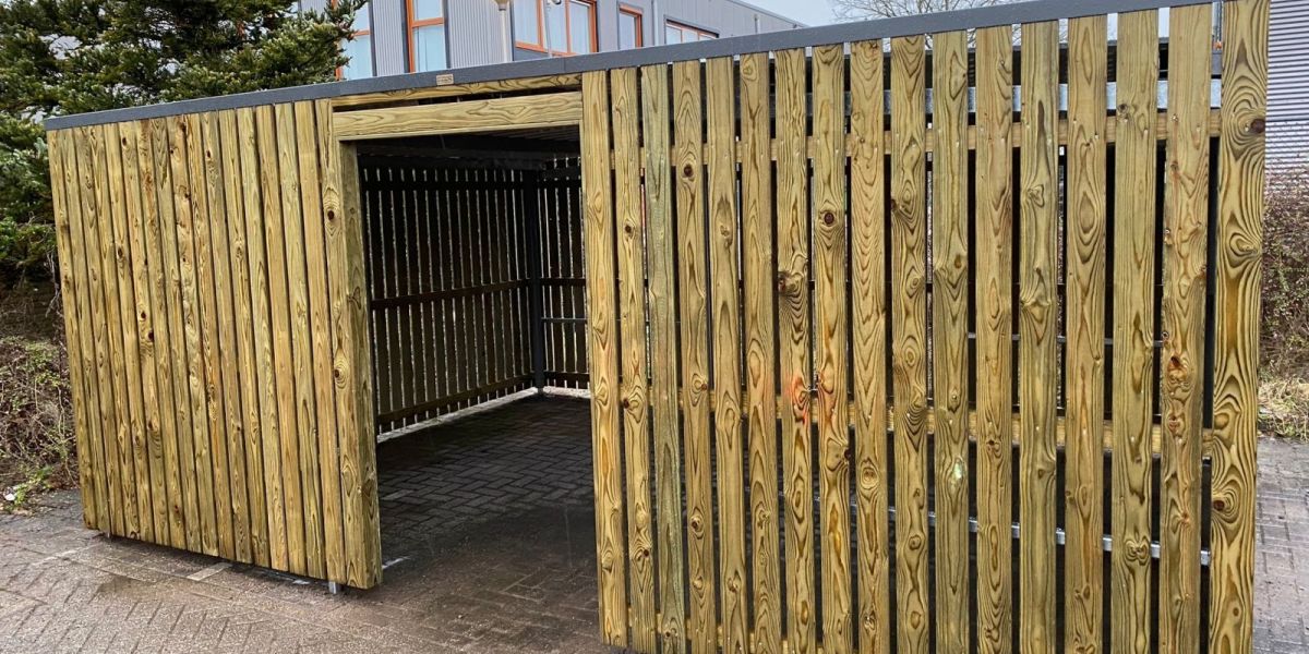 Ingang van fietsenstalling met 115 cm brede doorgang