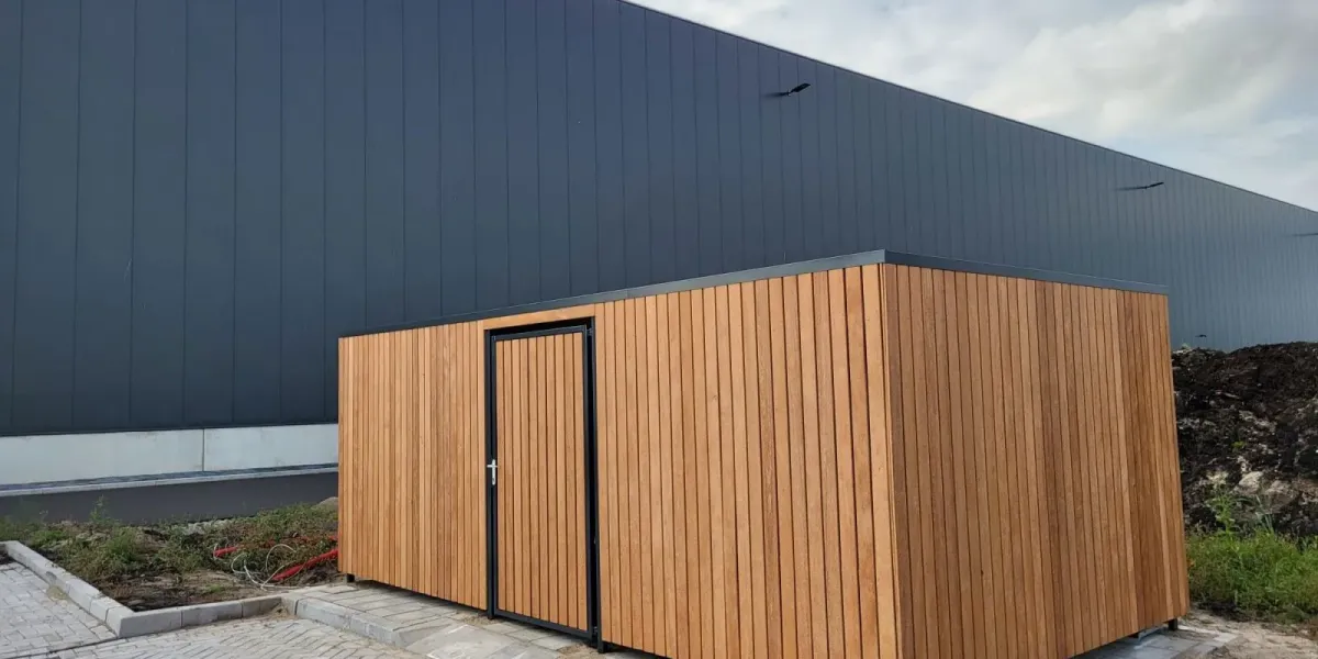 Fietsenberging met deur en ventilatieruimte 10 mm