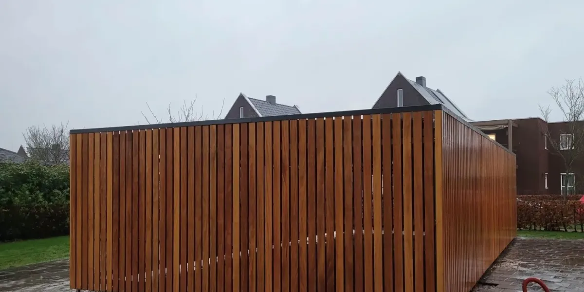 Fietsenstalling met dubbele deur en hardhouten bekleding