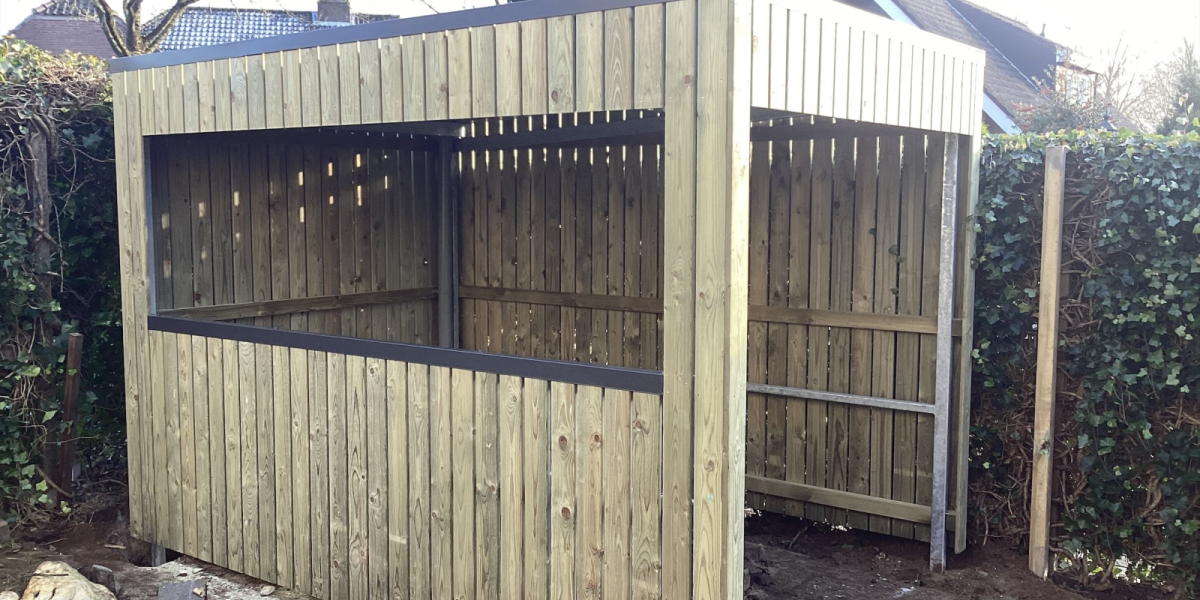 Antracietkleurige dakbedekking op fietsenstalling