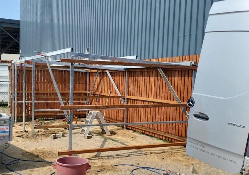 Combinatie van open en gesloten fietsenstalling geplaatst