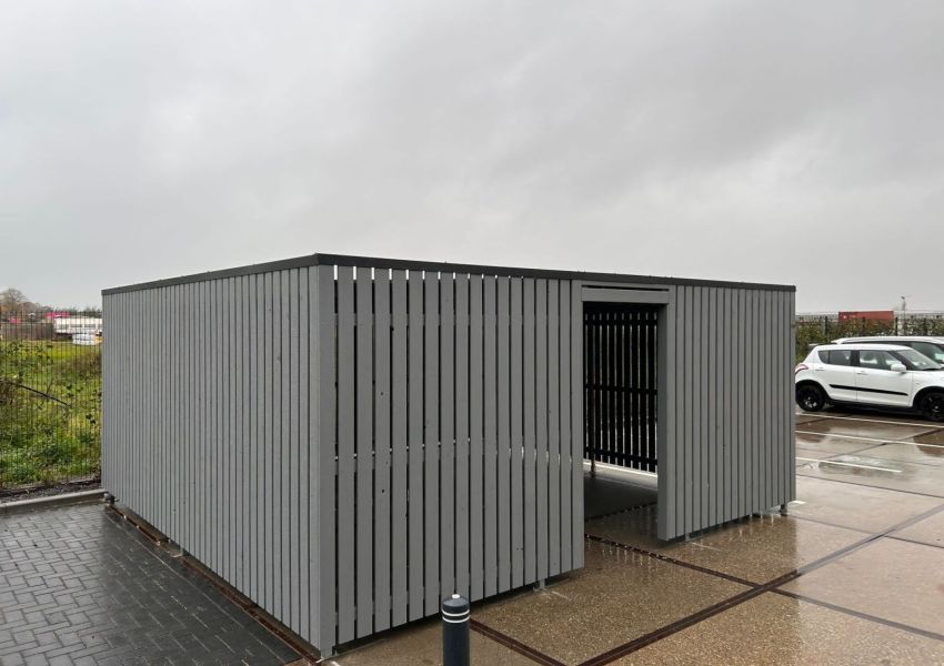 Fietsenstalling in Maasland met grijze wandafwerking