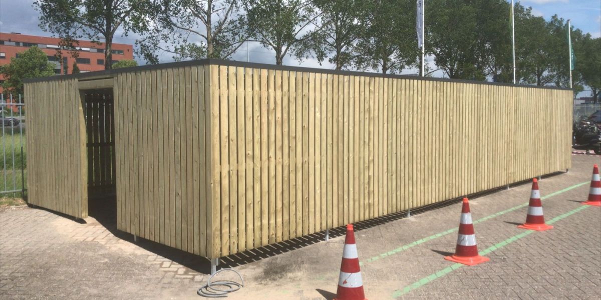 Fietsenstalling met middenpad en open ingang zonder deur