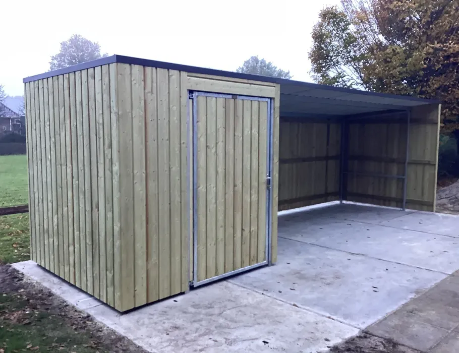 a101 afsluitbare berging met deur in voorwand en aflopend dak