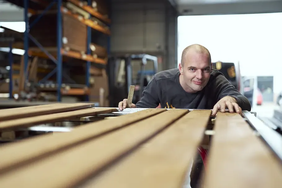 Mederwerker Fietsenstalling Nederland maakt fietsenstalling op maat