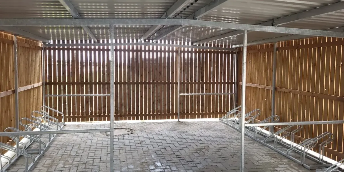 Duurzame fietsenberging op betonpoeren bij Stad Alkmaar Logistics