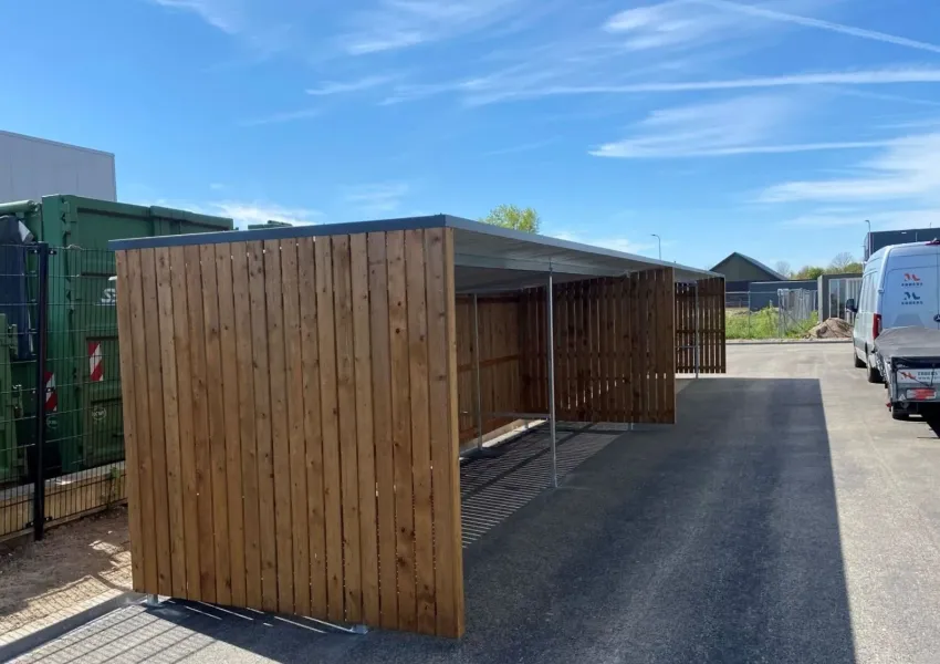 Vurenhouten wanden in Tanalith Tanatone met 10 mm plankafstand