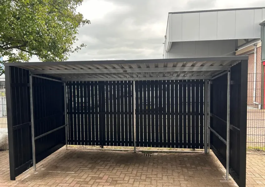 Vurenhouten wanden zwart gespoten in RAL 9005