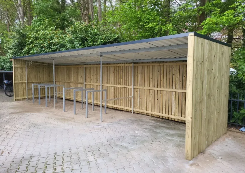 Fietsenstalling met vurenhouten wanden en staalconstructie