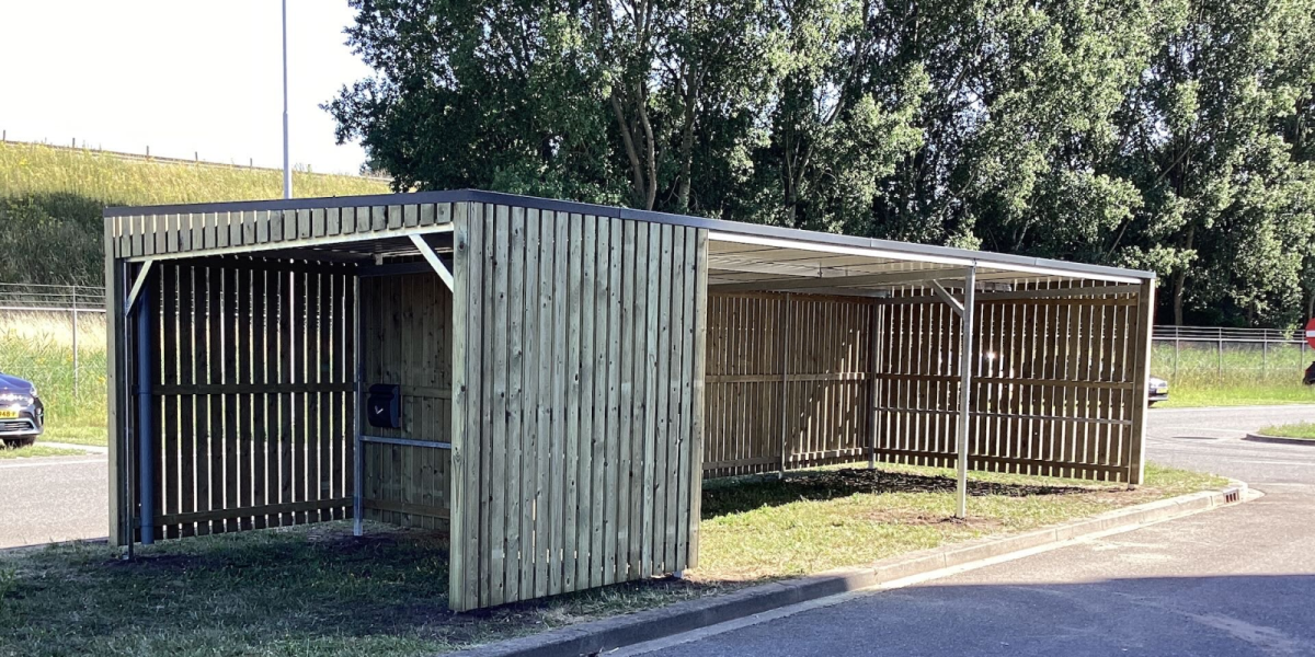 Fietsenstalling met overkapping bij Mid Ocean in Ede