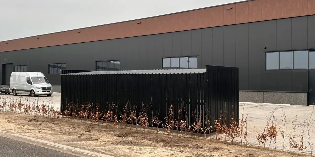 Vuurverzinkte staalconstructie met betonpoeren