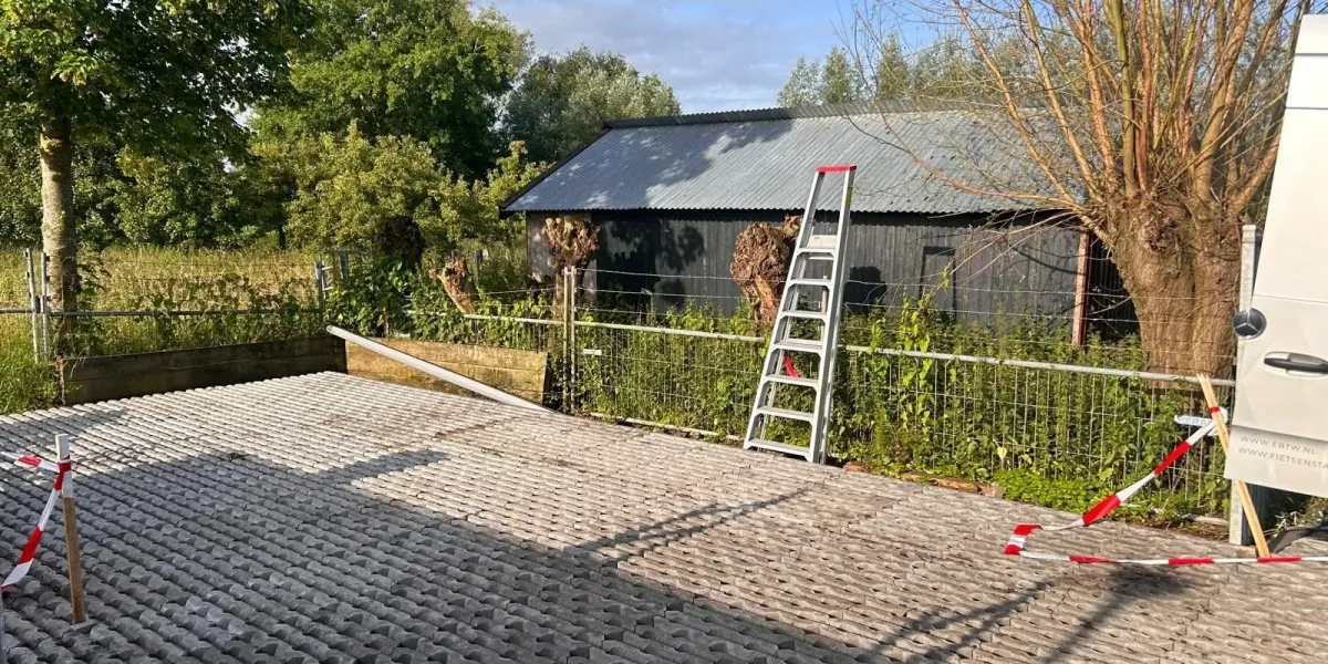 Fietsenstalling Waal met open voorkant en inpandige dakgoot