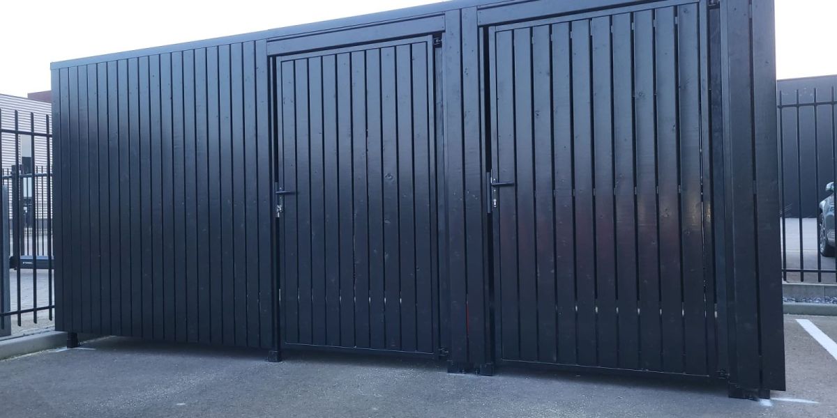 Zwarte dubbele fietsenberging bij Pekaar Plastics in Goes