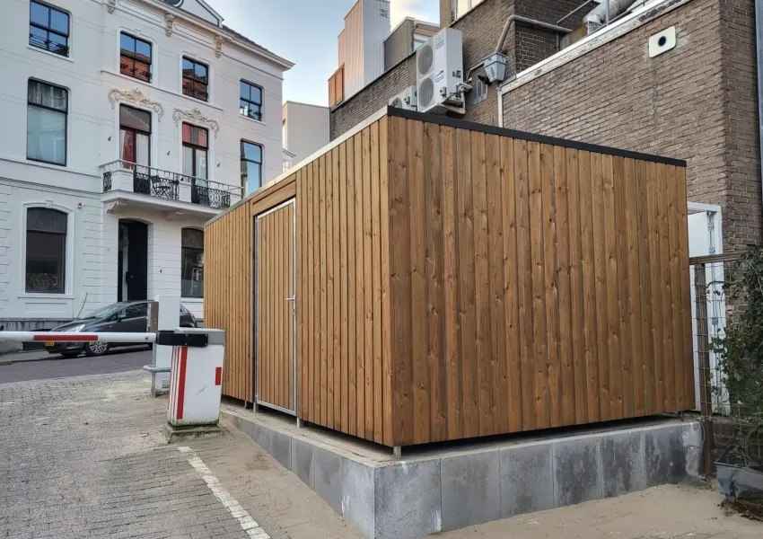 Geplaatste fietsenberging met strakke bestrating