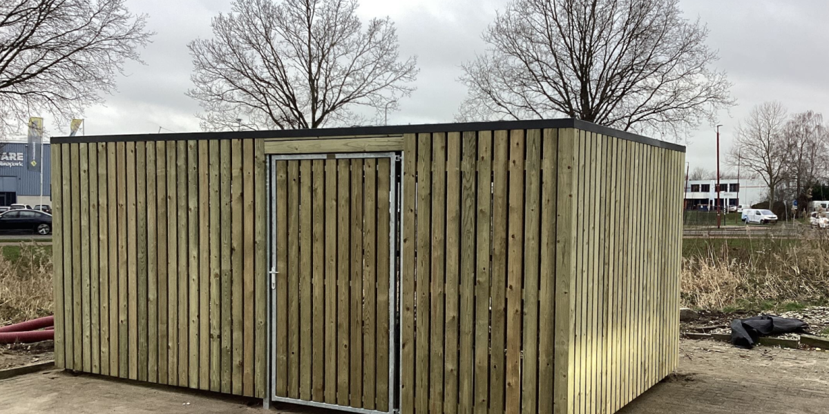 Vurenhouten wanden met tussenruimte en coating