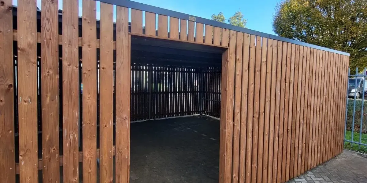 Stalen frame en verzonken betonpoeren