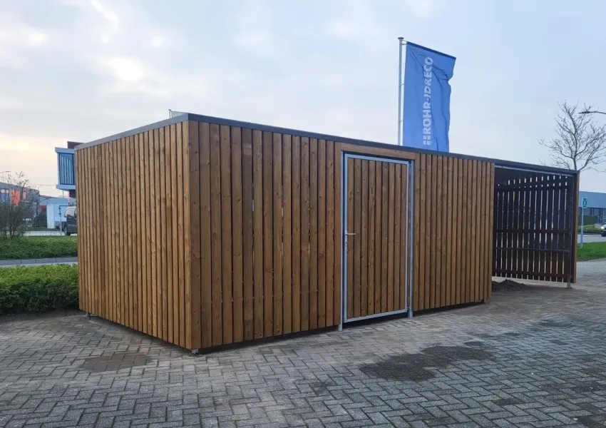 Overkapping naast afsluitbare fietsenberging