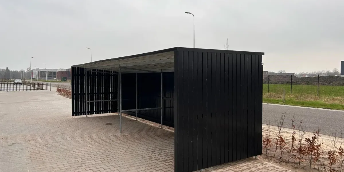 Fietsoverkapping bij Sans-online in Nijverdal