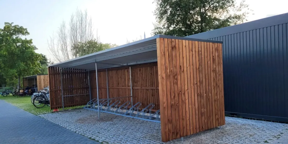 Fietsenstalling met verzonken betonpoeren