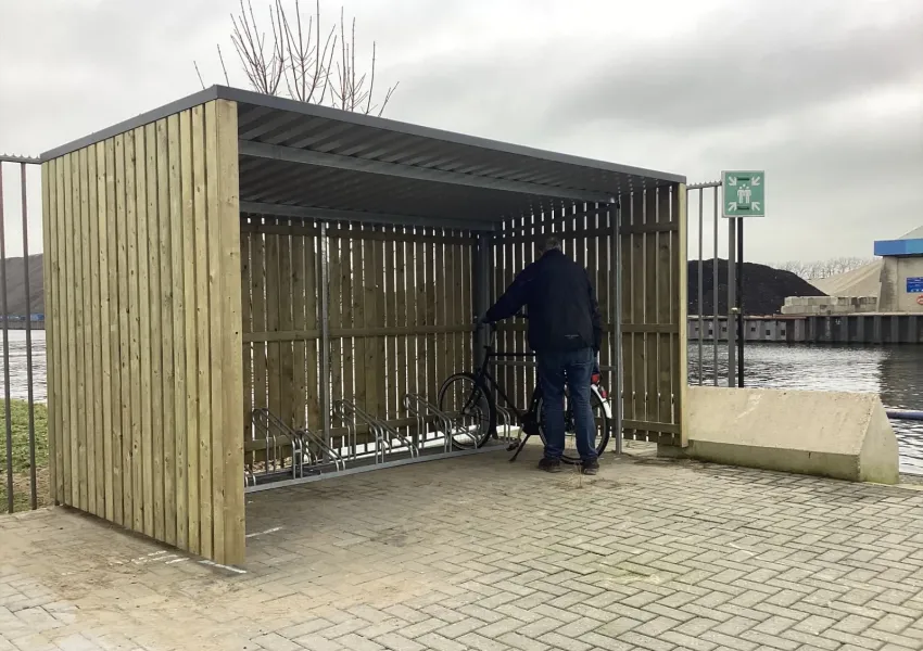 Staalconstructie verankerd in betonpoeren