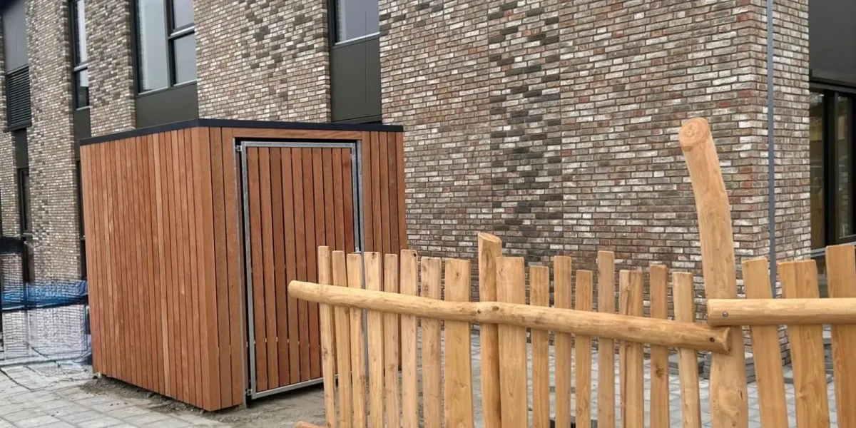 Berging bij basisschool Zwartewaal met dubbele deur