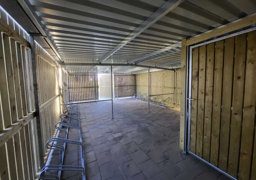 Strak geplaatste fietsenberging op verzonken betonpoeren