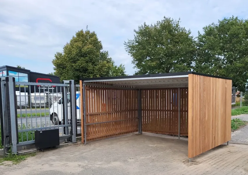 Inpandige dakgoot boven hardhouten wanden