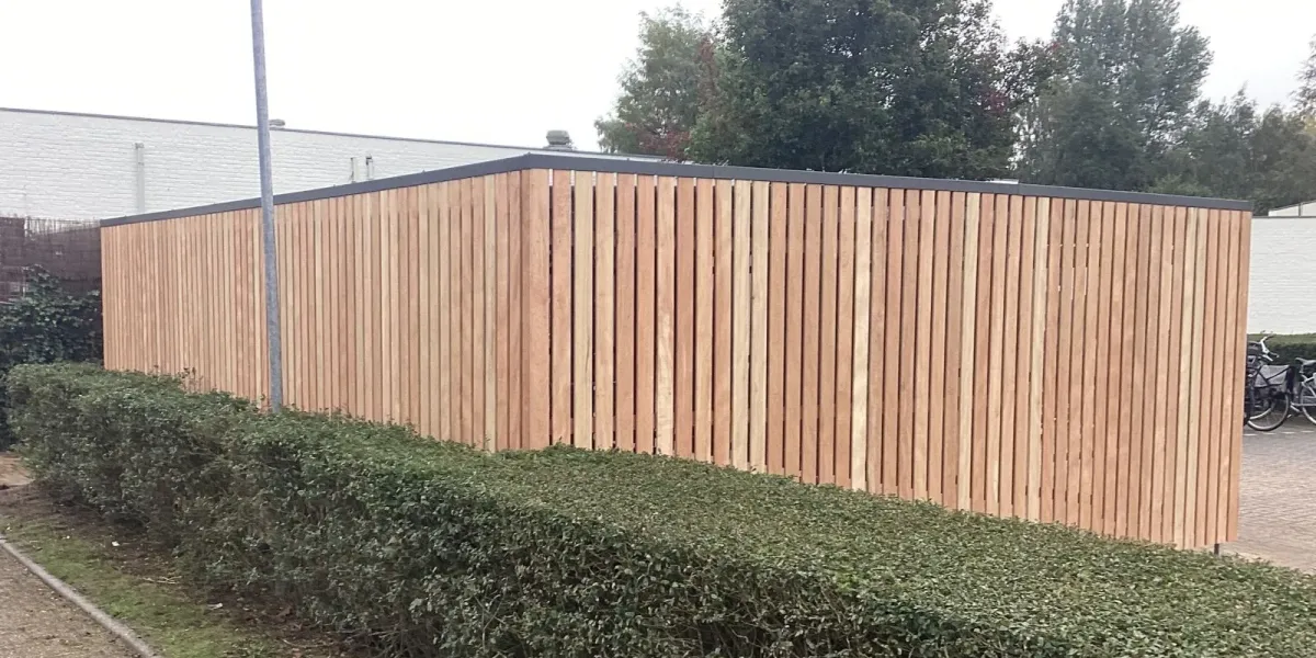 Zijkant van fietsenstalling met hardhouten bekleding