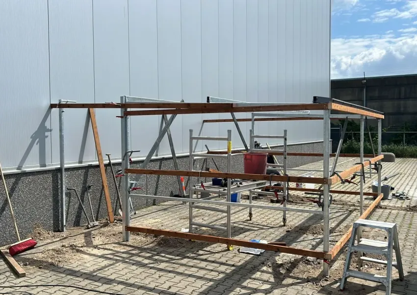 Fietsenstalling met open voorkant bij TLogistics Rijen