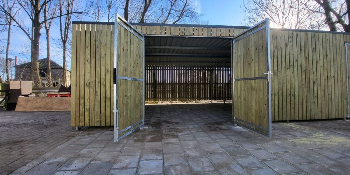 Antracietkleurige damwandplaten met inpandige dakgoot