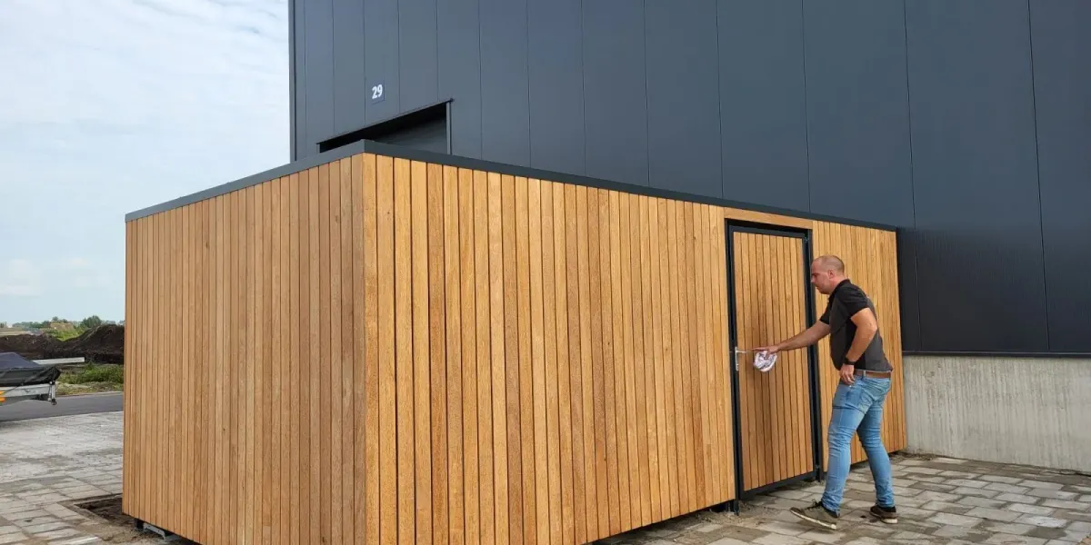 Afsluitbare fietsenberging met hardhout in Genemuiden