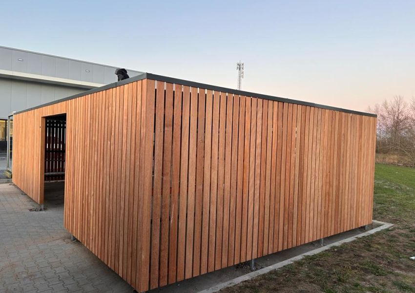 Bergingswand met profielafwerking in dakkleur