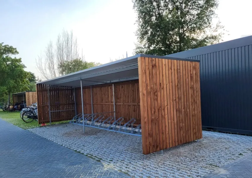 Fietsenstalling met verzonken betonpoeren