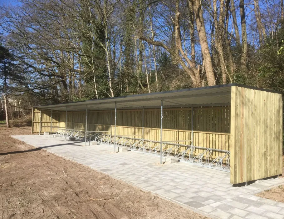 Maatwerk fietsoverkapping van ge&iuml;mpregneerd hout en staalconstructie