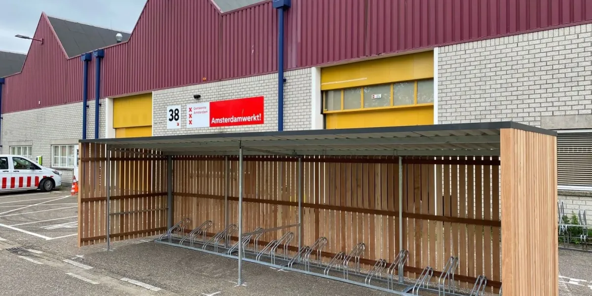 Fietsenstalling Amsterdam met open voorkant en hardhout