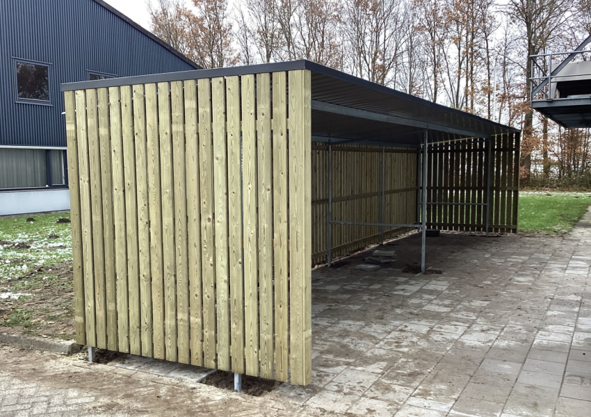 24 fietsen geplaatst in hoog/laag fietsrekken