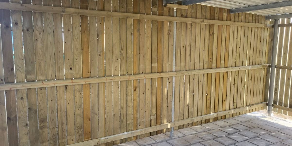 Verzinkte staalconstructie in betonpoeren geplaatst