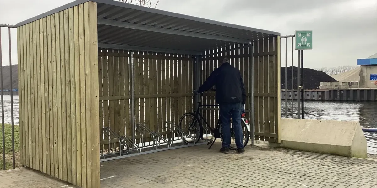 Staalconstructie verankerd in betonpoeren