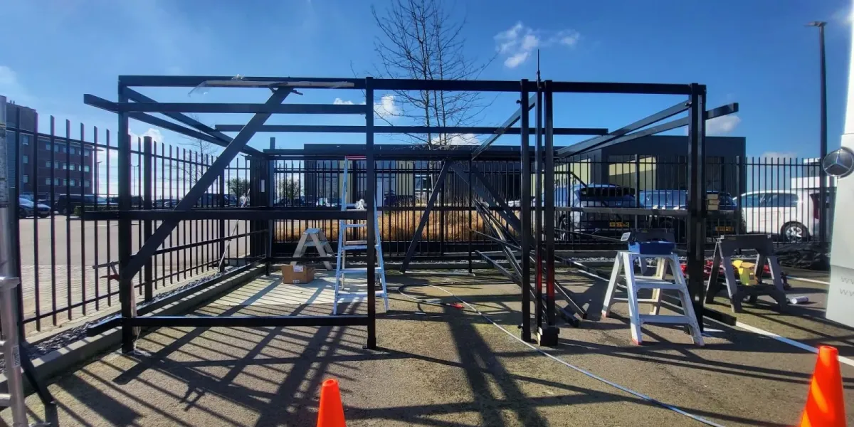 Vuurverzinkt en gecoat staalframe bevestigd op asfalt