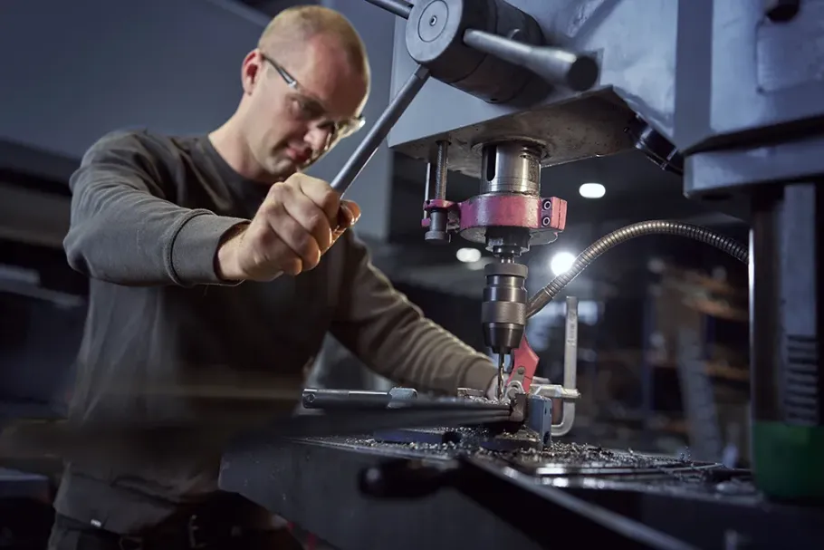 Metaalbewerking voor fietsenstalling op maat door medewerker Fietsenstalling Nederland