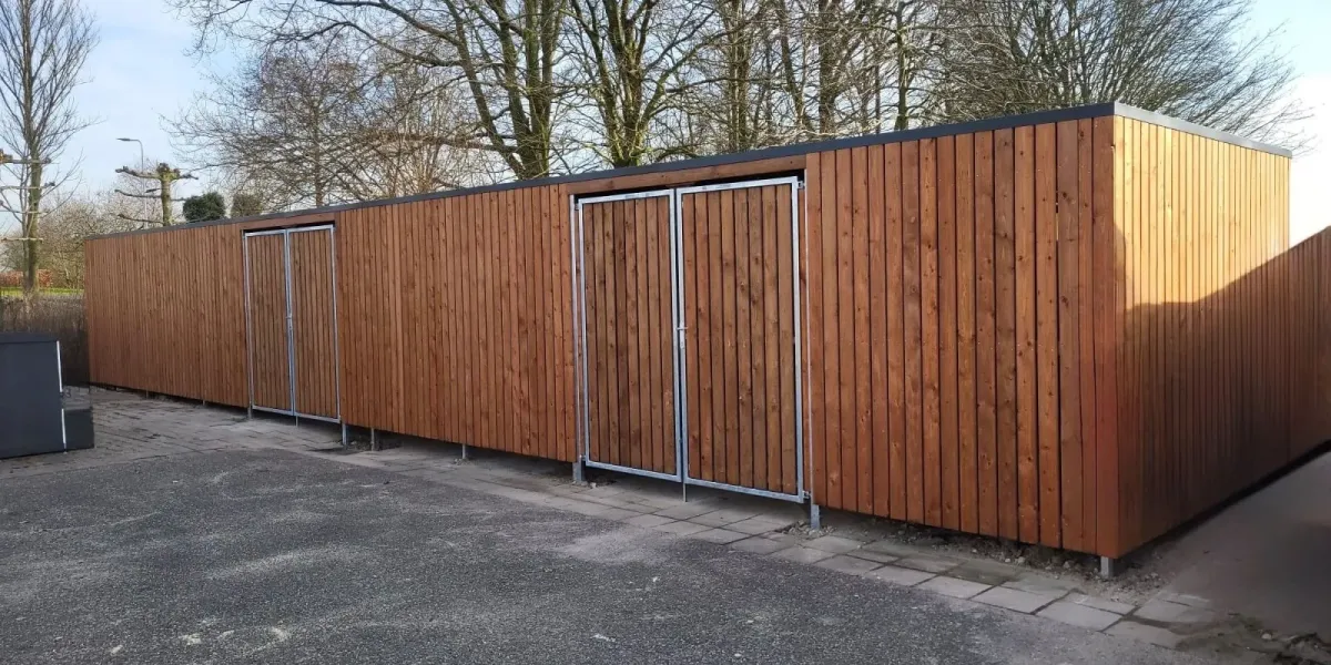 Twee aparte bergingen met dubbele deuren